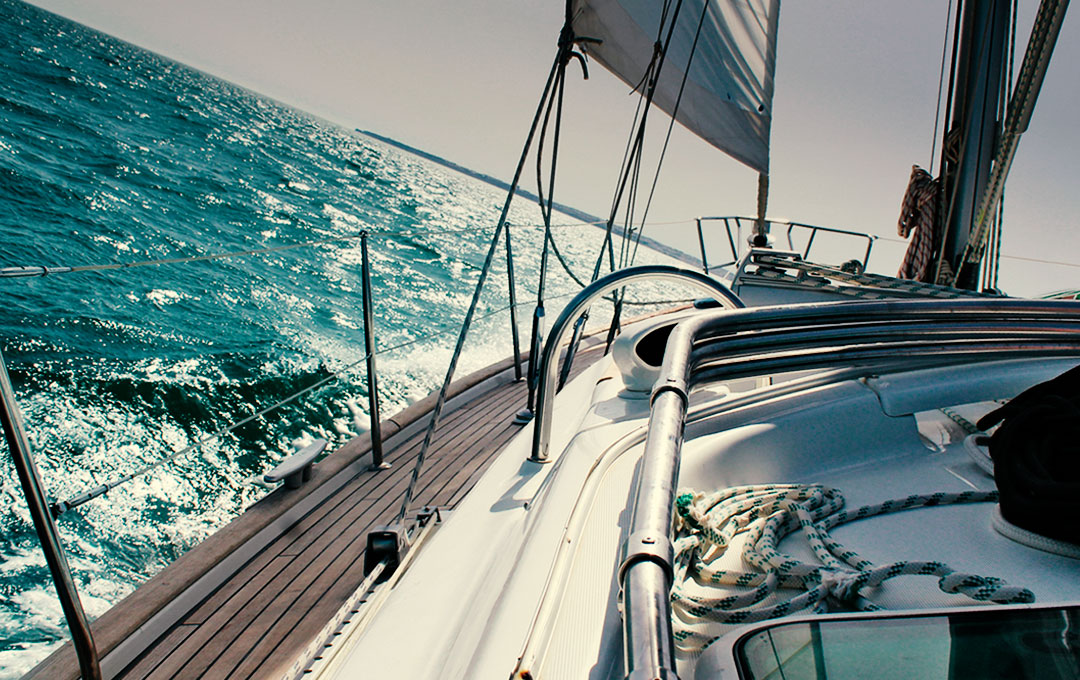 Velero en el mar